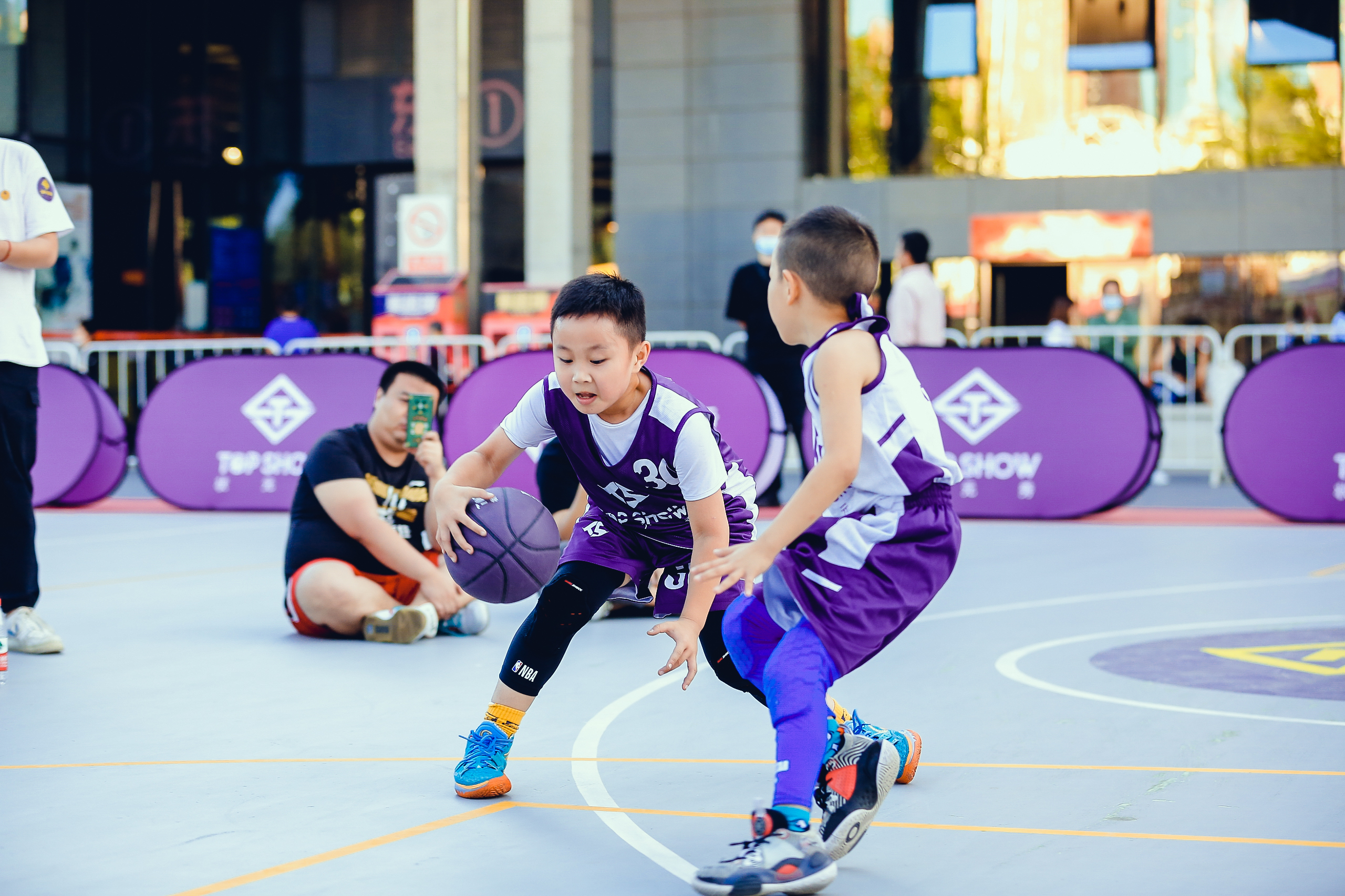 开云·体育官网-篮球运动成为青少年最喜爱的体育项目之一